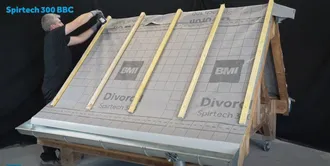 Photo de la pose d'un écran sous-toiture Spirtech 300 BBC Monier BMI France