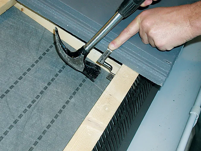 FIXATION DES TUILES D’ÉGOUT AVEC L’EUROPANETON ®