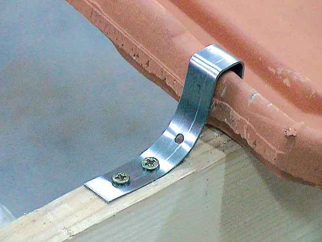 FIXATION DES TUILES D’ÉGOUT AVEC CLIPS ADAPTÉS