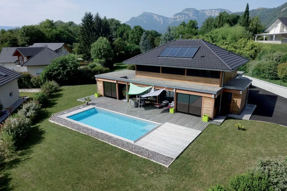 Réalisation d'une toiture en tuiles terre cuite Signy anthracite - Monier BMI France