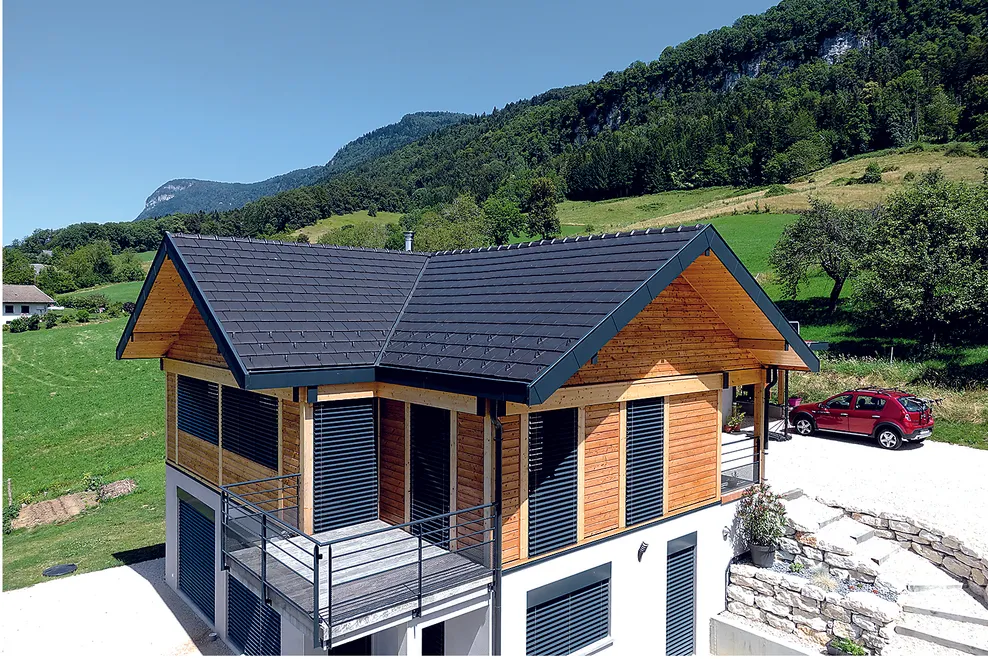 Réalisation d'une toiture en tuiles terre cuite Signy anthracite - Monier BMI France