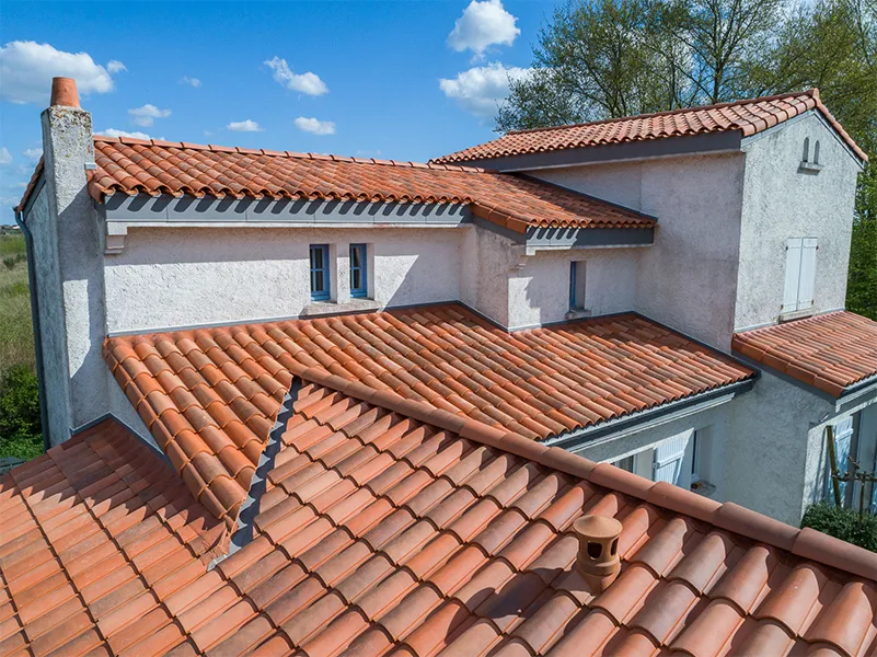 Photo de réalisation en tuile terre cuite Fériane® Rouge - Monier BMI France